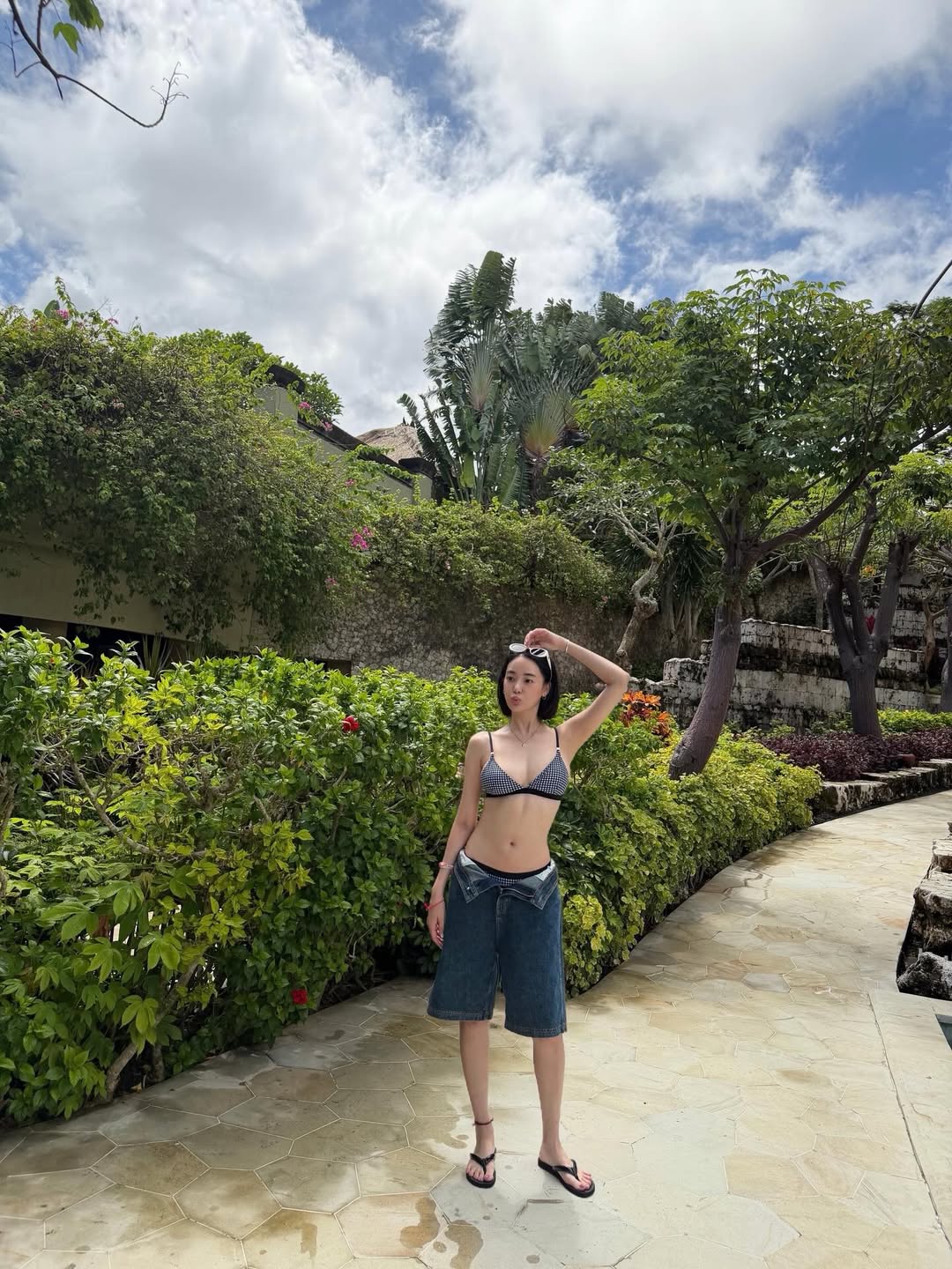 Tình tin đồn G-Dragon thả dáng với bikini, U40 mà "cháy" cỡ này! - Ảnh 4.