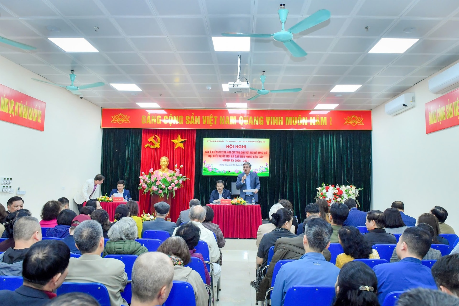 Thống đốc Nguyễn Thị Hồng được 100% cử tri nơi cư trú tín nhiệm giới thiệu ứng cử Đại biểu Quốc hội khóa XVI- Ảnh 4.