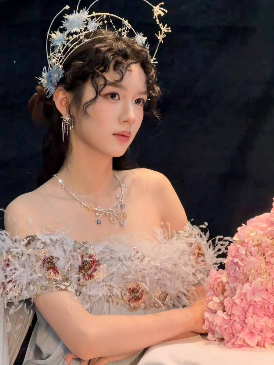 Không thể tin đây là mỹ nhân đẹp chấn động thế gian: Thần nữ bước ra từ tranh sơn dầu, bút nào vẽ cho nổi- Ảnh 1.