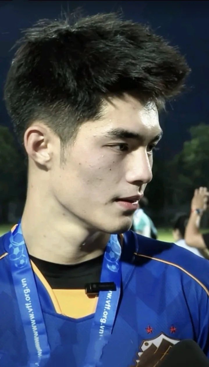 Thủ môn hotboy Trần Trung Kiên khoe visual nét căng, lấy lại phong độ “nam thần” sau khi sụt 7kg  - Ảnh 1.