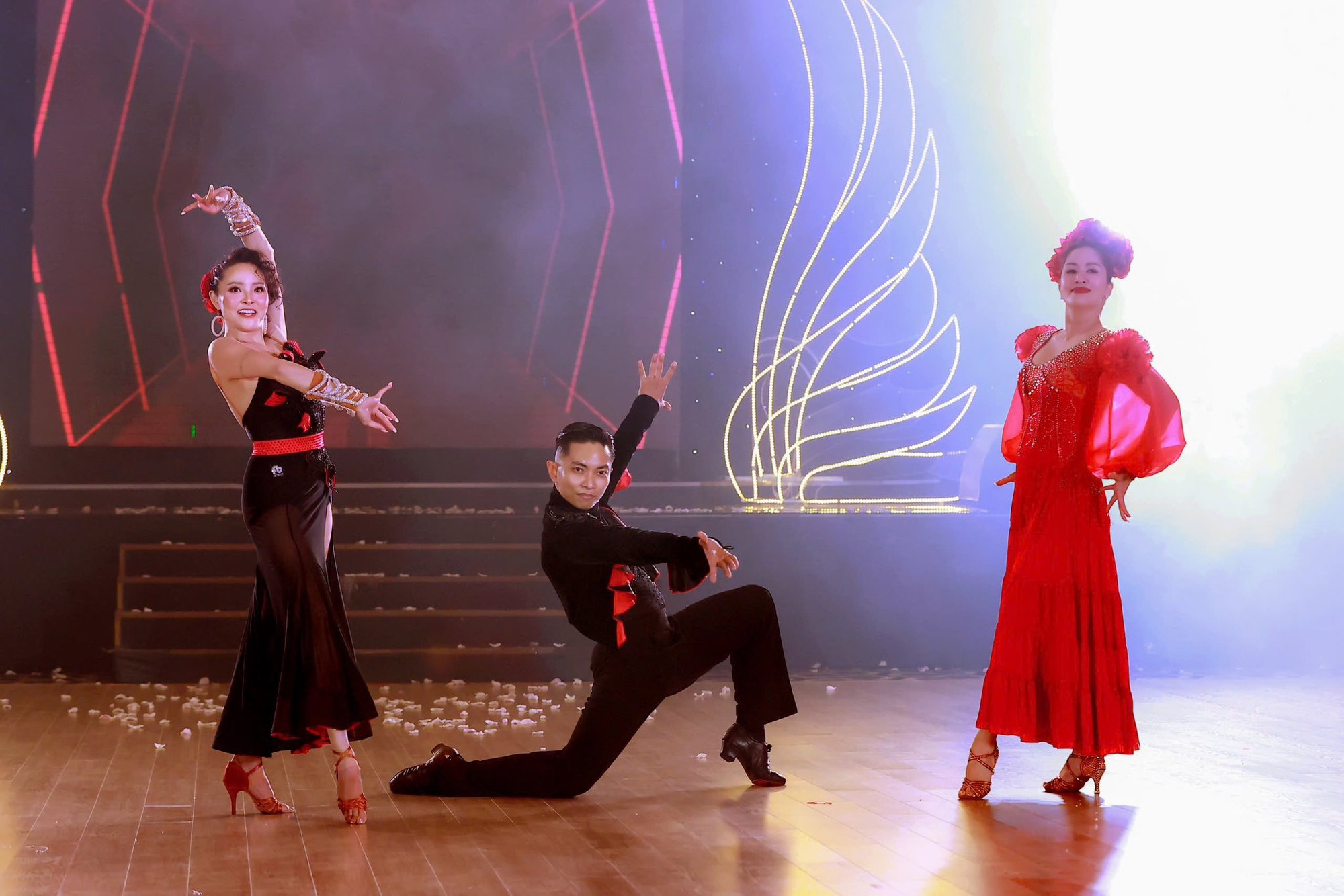 Mối quan hệ đặc biệt giữa Khánh Thi và bạn nhảy của Phan Hiển - Ảnh 1.