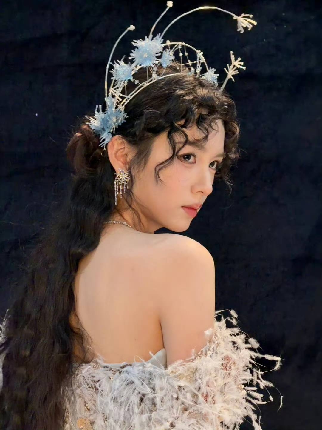 Không thể tin đây là mỹ nhân đẹp chấn động thế gian: Thần nữ bước ra từ tranh sơn dầu, bút nào vẽ cho nổi- Ảnh 3.