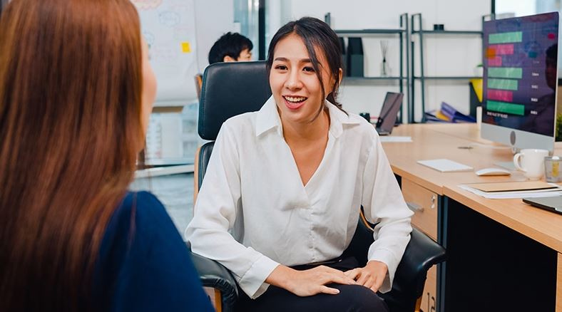 Nhà tuyển dụng hỏi khó: Nếu phát hiện chồng sếp ngoại tình, bạn xử lý như nào?, cô gái trẻ trả lời 1 câu thể hiện EQ cao vút!- Ảnh 1.