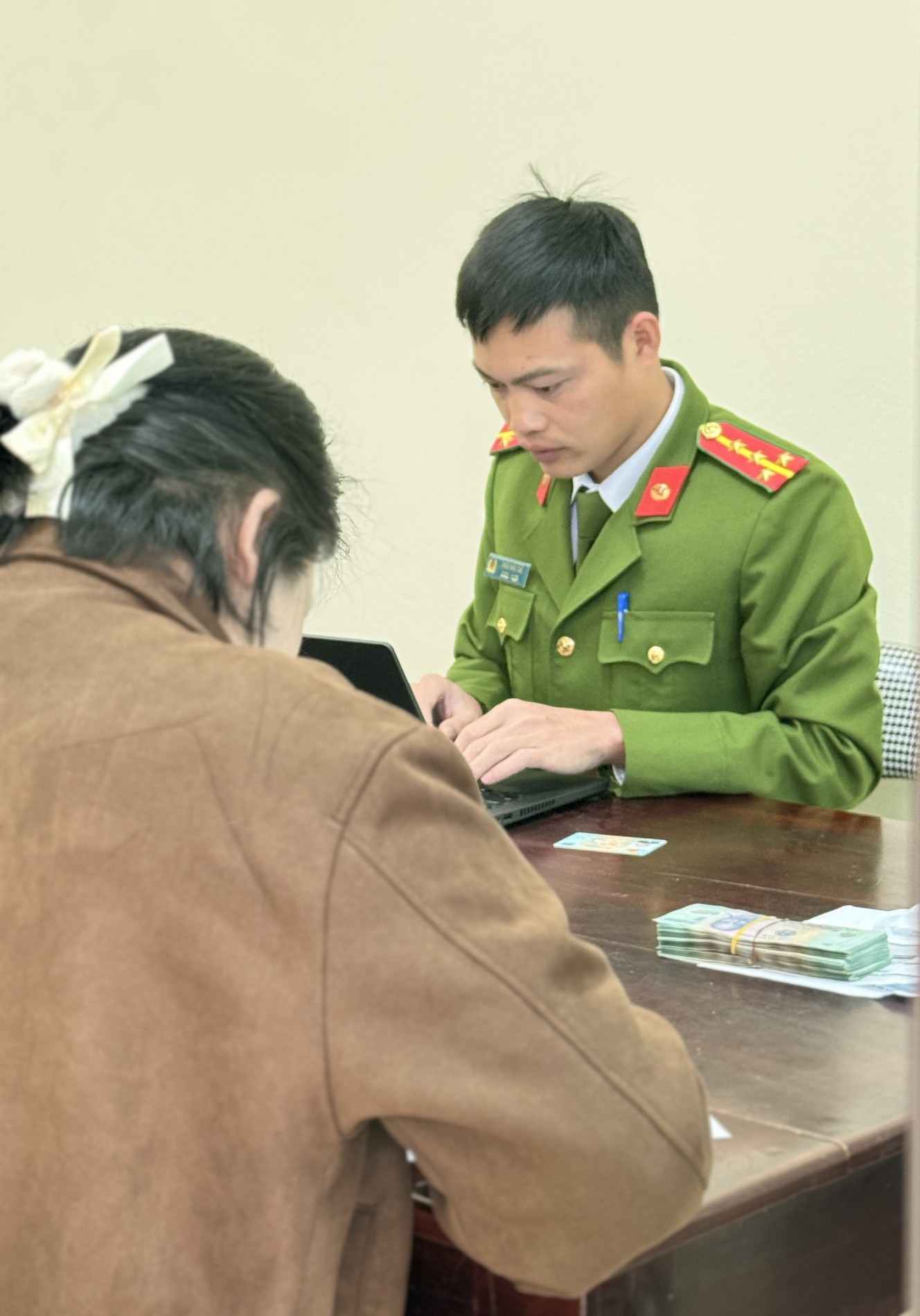 Nhận 94,7 triệu đồng từ tài khoản lạ, người phụ nữ âm thầm rút sạch tiền mang về nhà, 3 tháng sau công an mời làm việc- Ảnh 1.