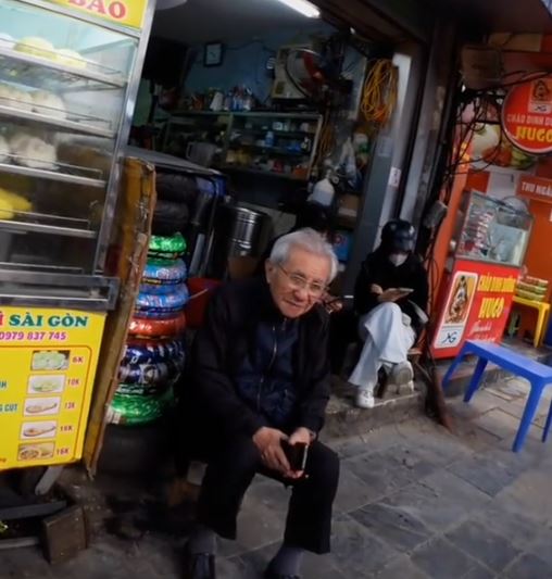 Phỏng vấn dạo 1 ông cụ sửa xe lớn tuổi ở Hà Nội, nam thanh niên sốc nặng vì học vấn QUÁ KHỦNG của ông!- Ảnh 2.