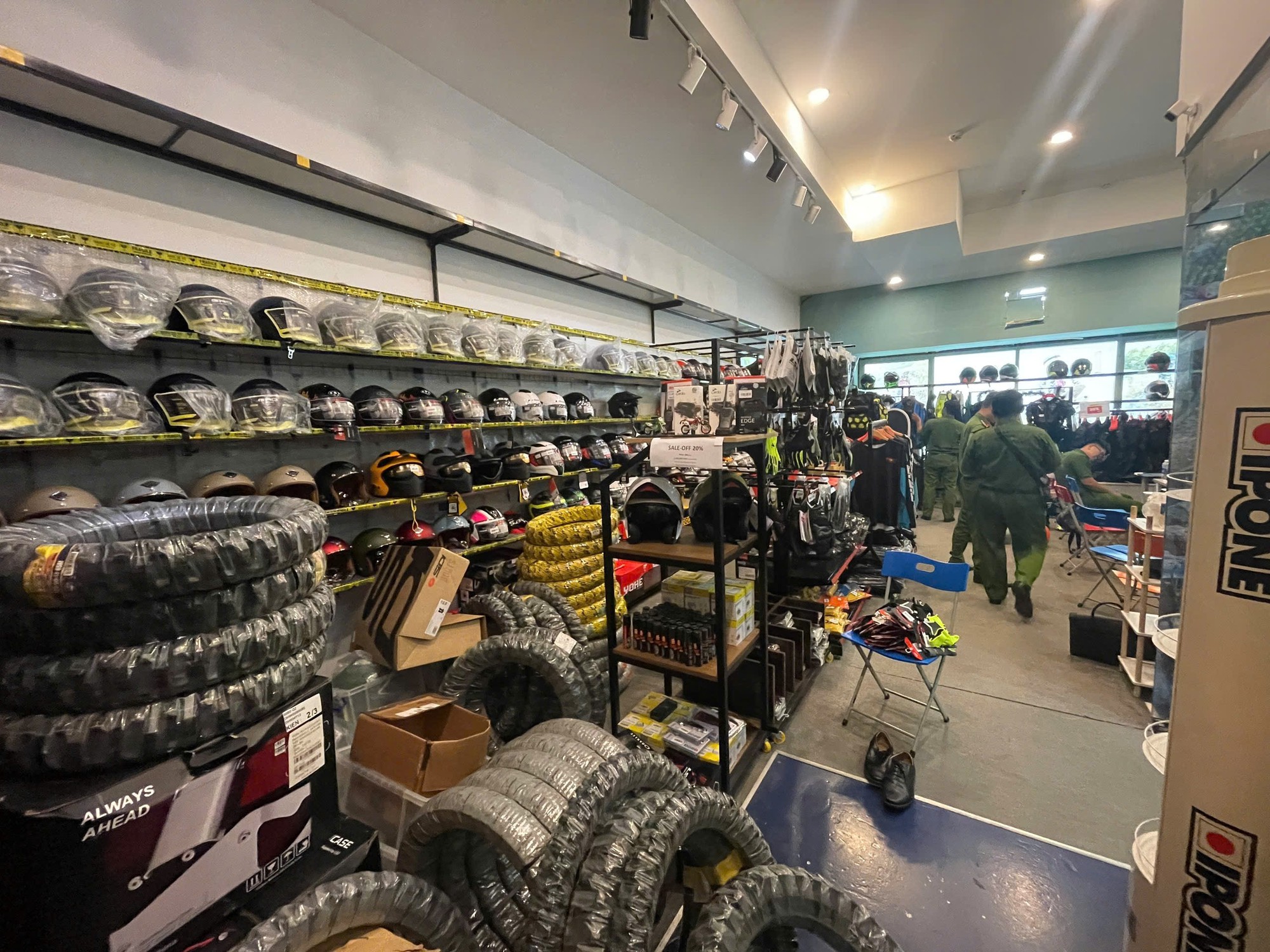 Công an TPHCM bắt chủ doanh nghiệp Tigit Motorbikes - Ảnh 5.