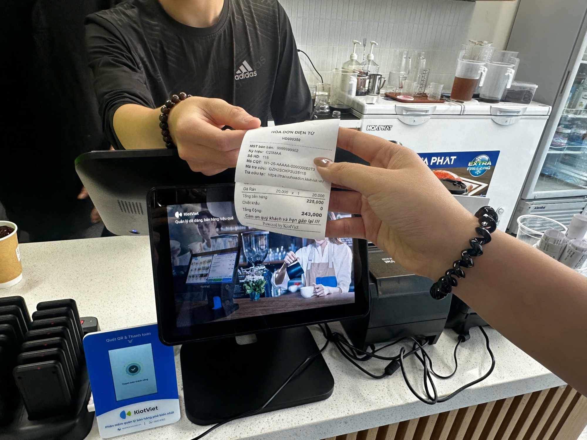 Hộ kinh doanh kêu âm vốn vì bán bánh mì từ 5.000 đồng nhưng chi phí xuất hóa đơn điện tử lên đến 1.000 đồng: Cục Thuế nói gì? - Ảnh 1.