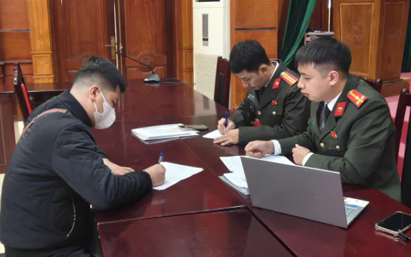 Phát hiện đường dây dán quảng cáo cờ bạc trá hình trên ô tô dịch vụ - Ảnh 1.