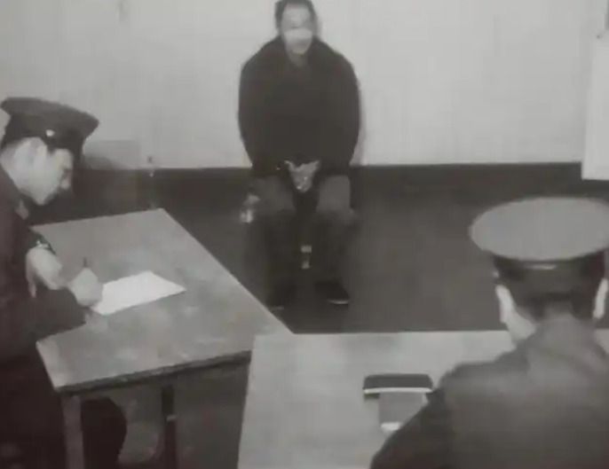 Đào được 35 kg vàng, người đàn ông mang 1 thỏi đi bán, nhân viên ngân hàng xem xong lập tức báo công an - Ảnh 1.