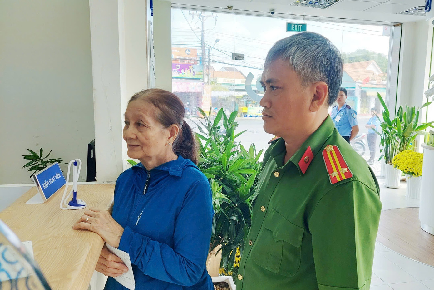 Cụ bà ‘hốt hoảng’ khi nhận 2 tỷ đồng từ tài khoản lạ- Ảnh 1.