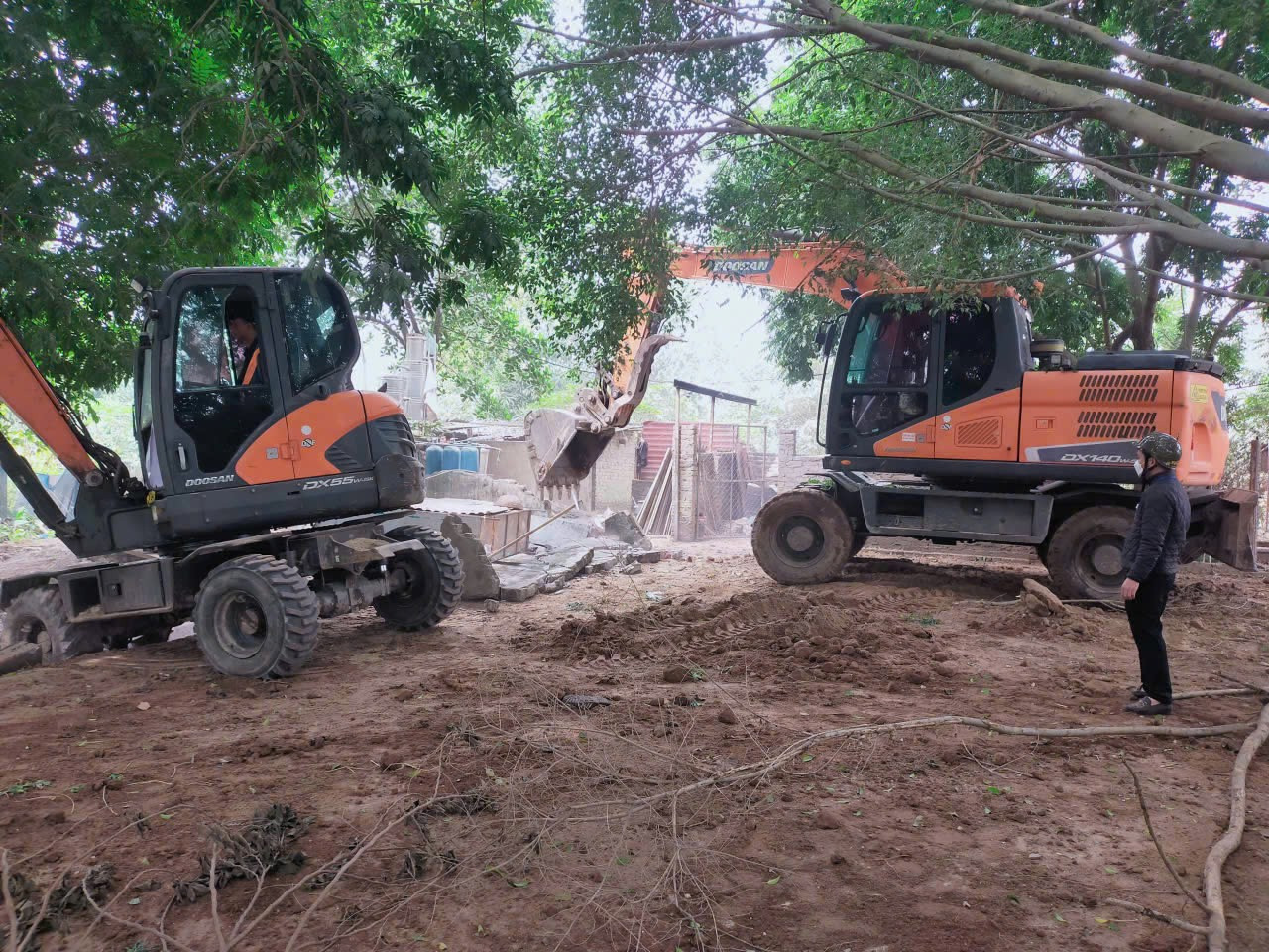 Hà Nội cưỡng chế 7 điểm tập kết cát, sỏi ven sông Hồng- Ảnh 2.