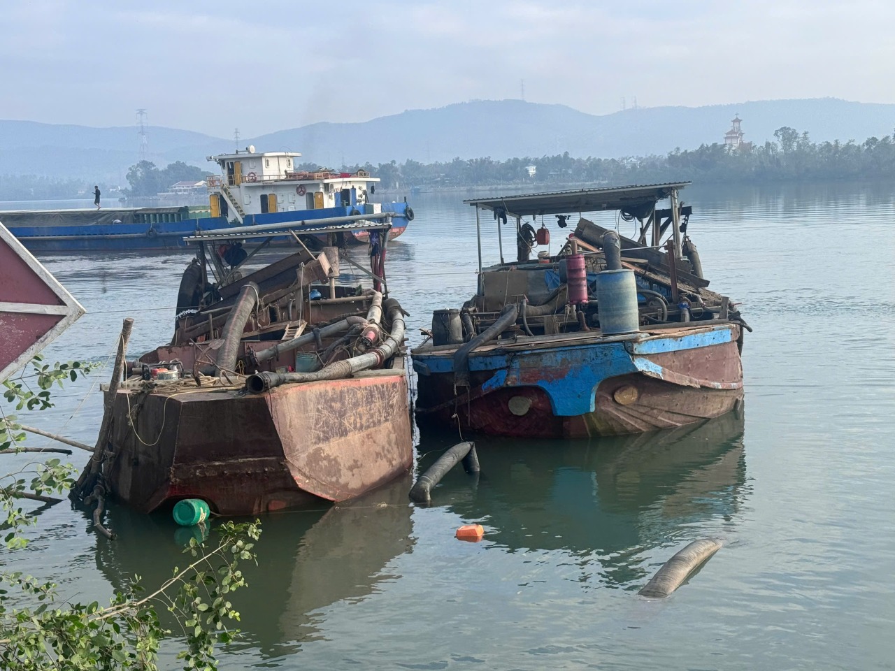Vụ hút cát lậu trên sông Gianh: Giám đốc Công ty TNHH Tùng Cát liên quan thế nào? - Ảnh 1.