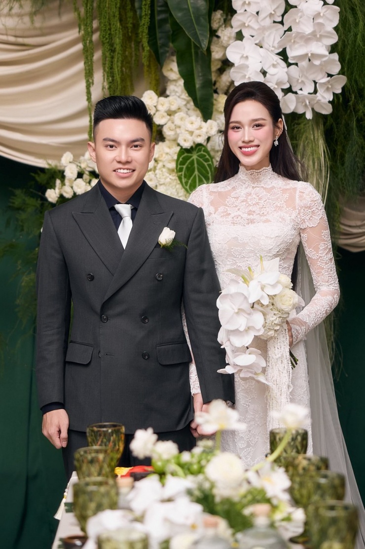 Đỗ Thị Hà bị "tóm dính" qua camera thường, hành động khư khư với chồng doanh nhân gây chú ý- Ảnh 5.