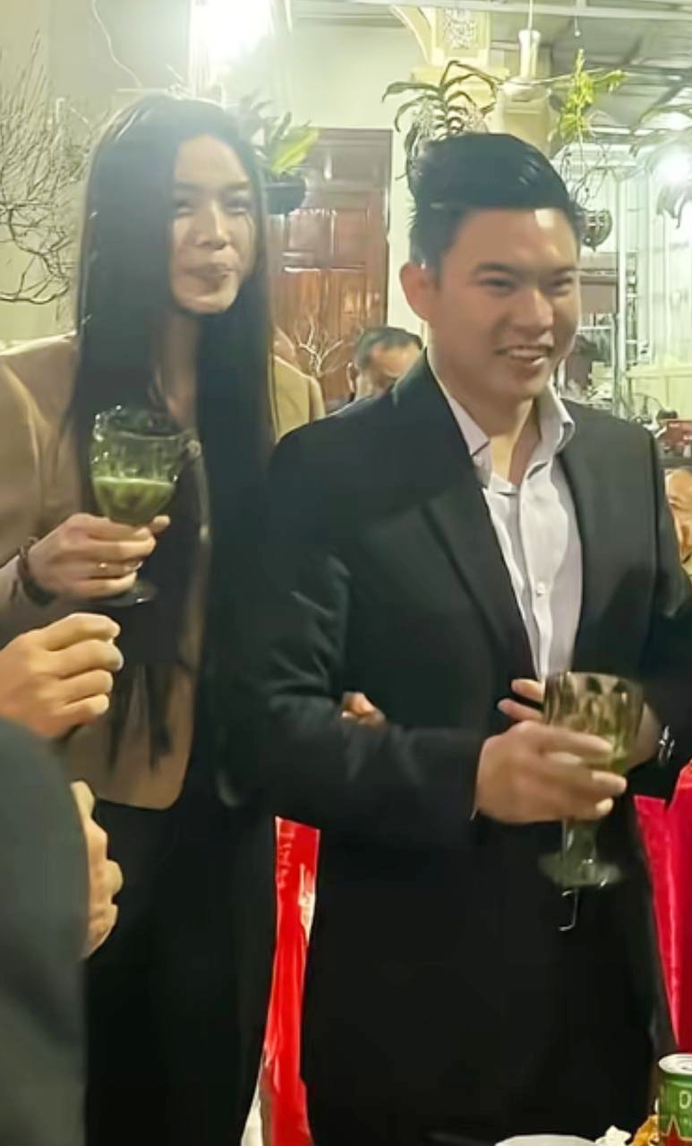 Đỗ Thị Hà bị "tóm dính" qua camera thường, hành động khư khư với chồng doanh nhân gây chú ý- Ảnh 1.