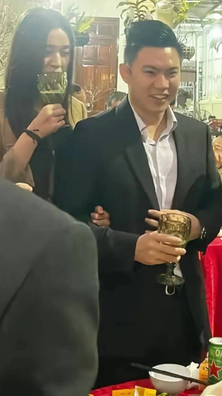 Đỗ Thị Hà bị "tóm dính" qua camera thường, hành động khư khư với chồng doanh nhân gây chú ý- Ảnh 2.