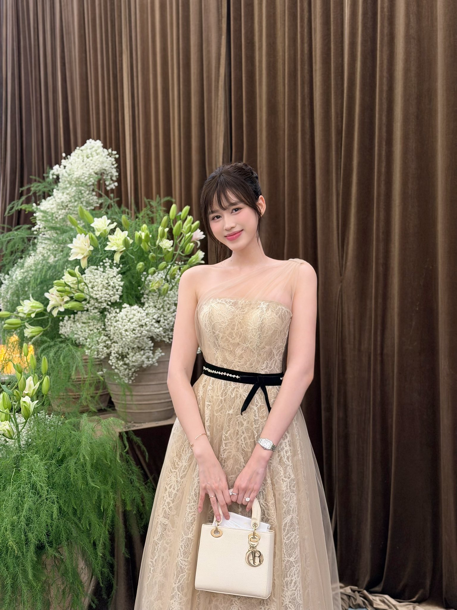 Đỗ Thị Hà bị "tóm dính" qua camera thường, hành động khư khư với chồng doanh nhân gây chú ý- Ảnh 4.