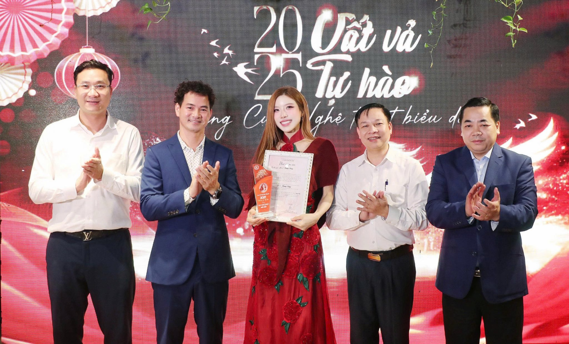 Nữ ca sĩ được Cục Nghệ thuật Biểu diễn cảm ơn: Cháu gái Đại sứ đặc mệnh toàn quyền của Việt Nam, 17 tuổi đã nổi tiếng- Ảnh 2.