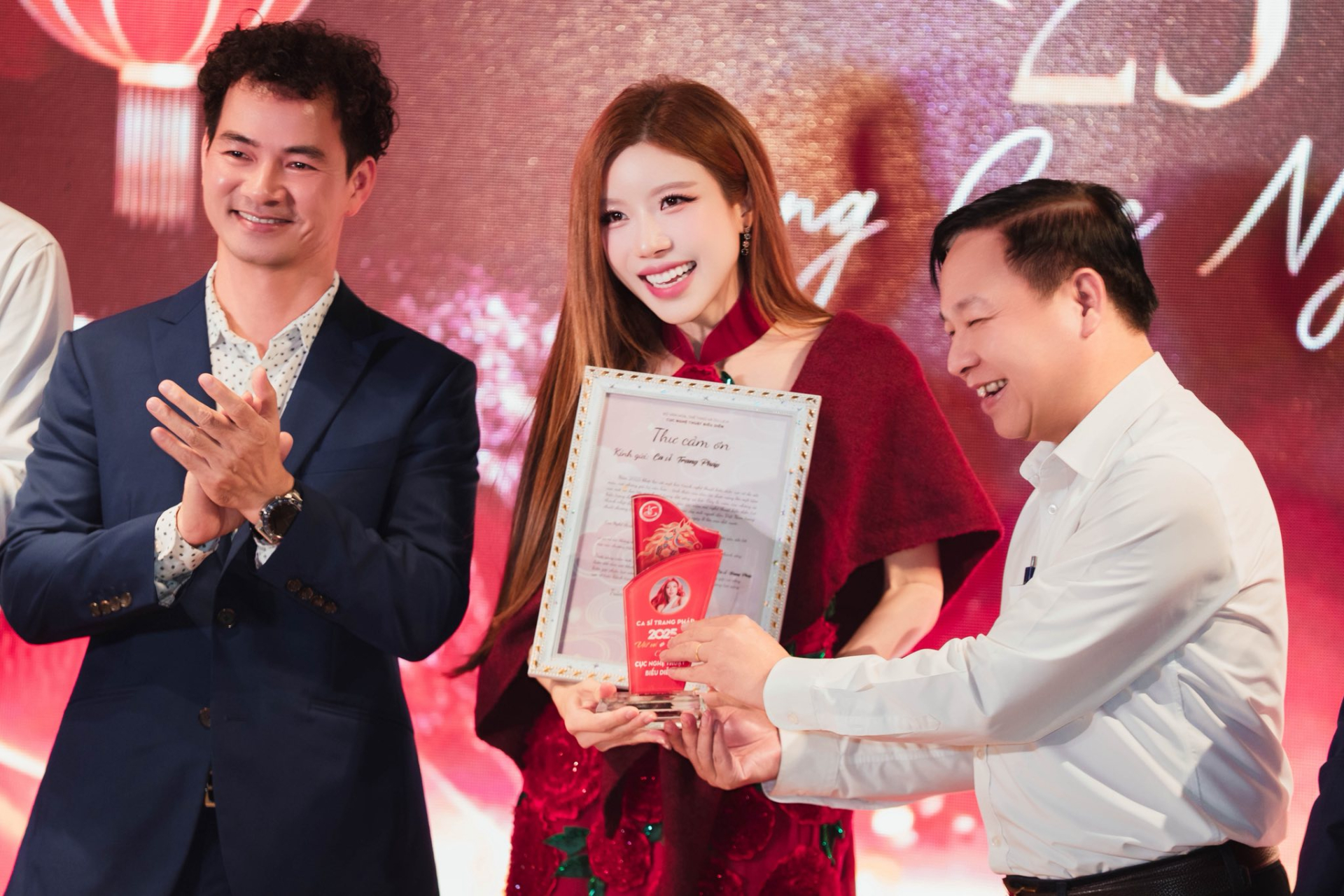 Nữ ca sĩ được Cục Nghệ thuật Biểu diễn cảm ơn: Cháu gái Đại sứ đặc mệnh toàn quyền của Việt Nam, 17 tuổi đã nổi tiếng- Ảnh 1.