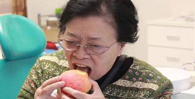 Người phụ nữ 50 tuổi kiên trì đánh răng bằng nước muối: Sau 1 năm, kết quả khám răng khiến cả nhà giật mình- Ảnh 2.