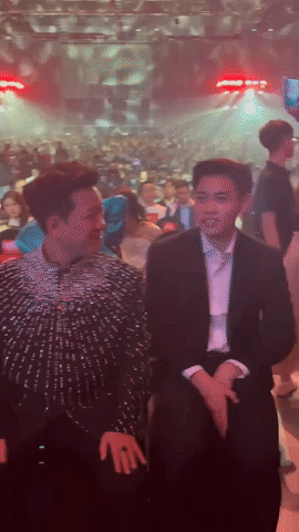 Đình Bắc ngại ngùng khi ngồi cạnh Trường Giang, gọi dạ bảo vâng cực lễ phép tại WeChoice Awards 2025- Ảnh 2.