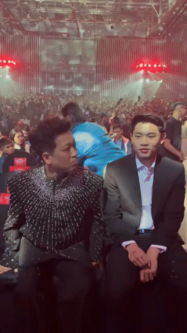 Đình Bắc ngại ngùng khi ngồi cạnh Trường Giang, gọi dạ bảo vâng cực lễ phép tại WeChoice Awards 2025- Ảnh 1.