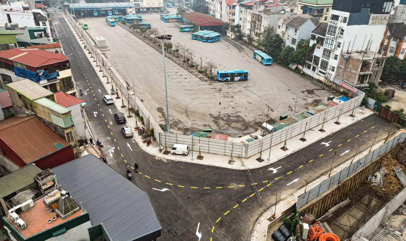 Cận cảnh 'đường cong mềm mại' vừa thông xe, gỡ điểm nóng giao thông vùng lõi Vĩnh Tuy- Ảnh 3.