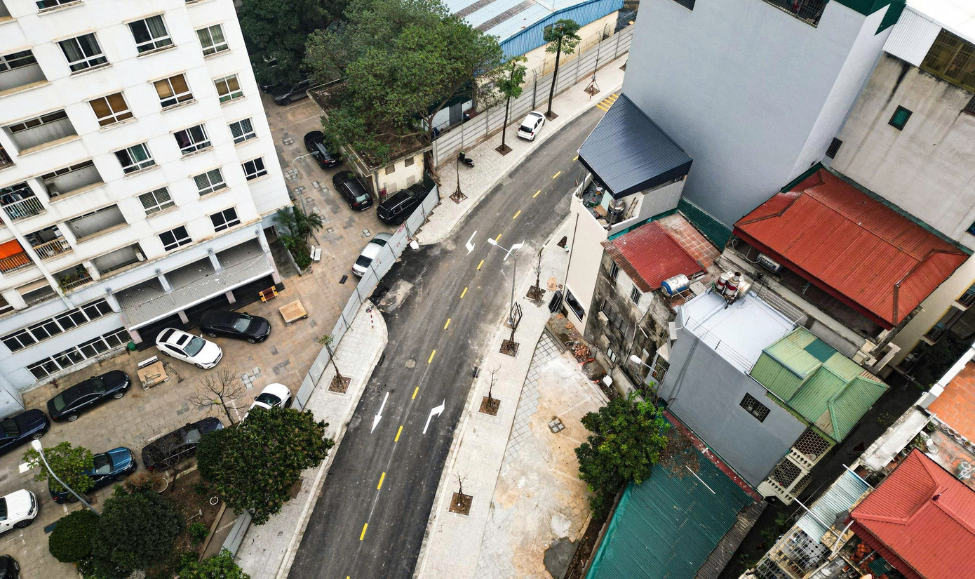 Cận cảnh 'đường cong mềm mại' vừa thông xe, gỡ điểm nóng giao thông vùng lõi Vĩnh Tuy- Ảnh 2.