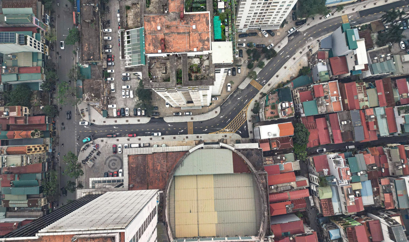 Cận cảnh 'đường cong mềm mại' vừa thông xe, gỡ điểm nóng giao thông vùng lõi Vĩnh Tuy- Ảnh 9.