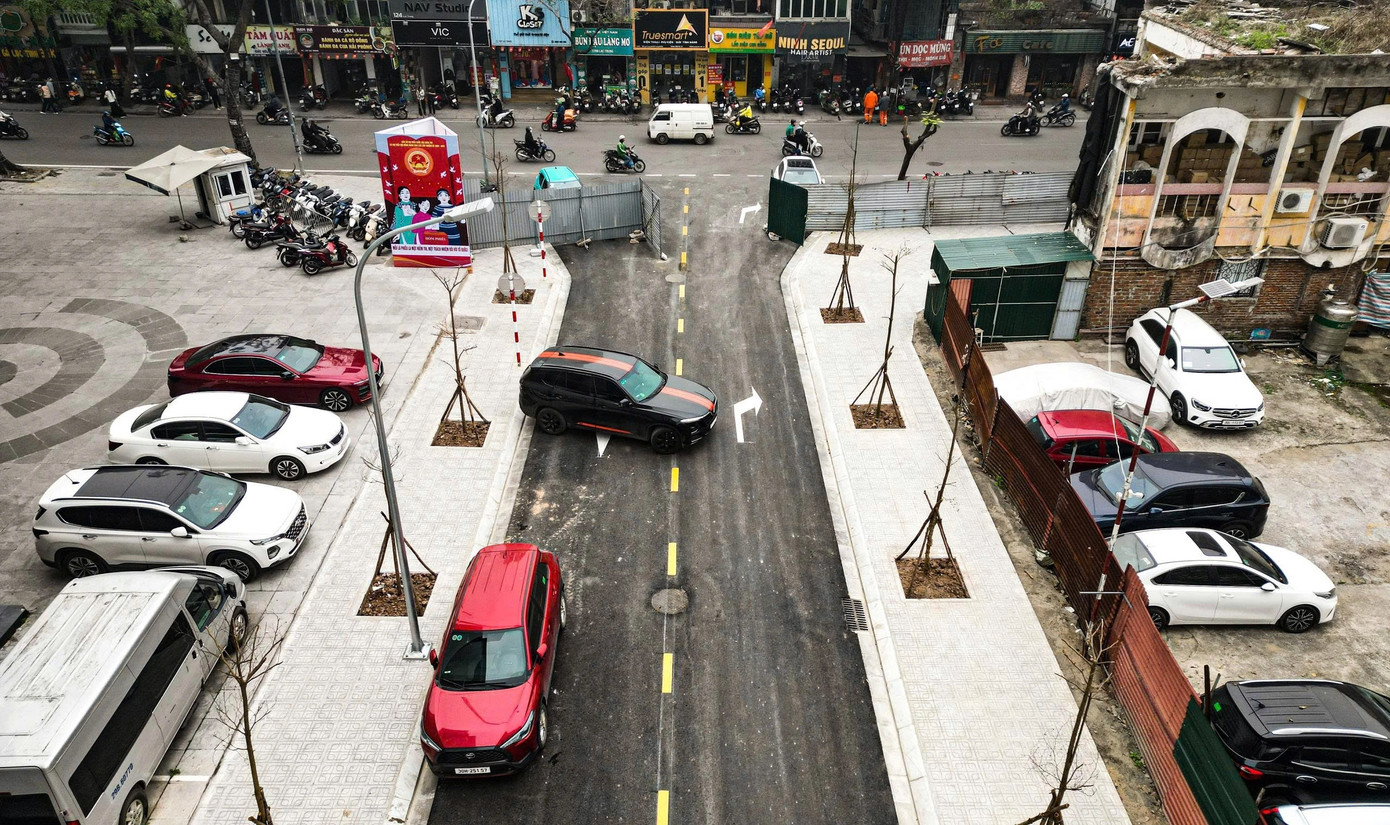 Cận cảnh 'đường cong mềm mại' vừa thông xe, gỡ điểm nóng giao thông vùng lõi Vĩnh Tuy- Ảnh 6.