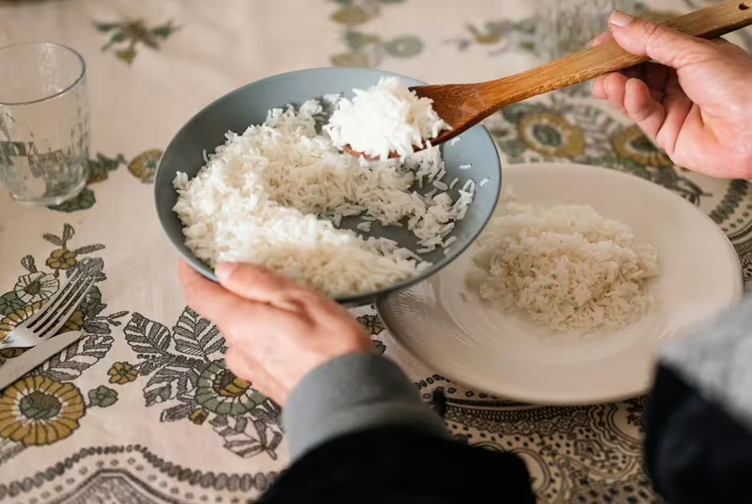 Người mắc đái tháo đường type 1 chia sẻ 3 cách “xử lý” cơm giúp hạn chế tăng đường huyết - Ảnh 1.