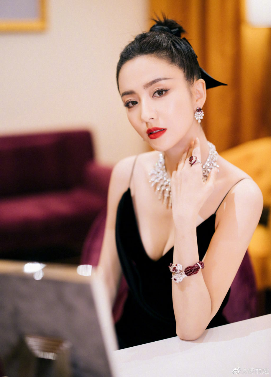 4 mỹ nhân Tân Cương nhắc tên biết liền da trắng mịn phát sáng thành thương hiệu: Bữa ăn hàng ngày của họ không bao giờ thiếu món này- Ảnh 3.