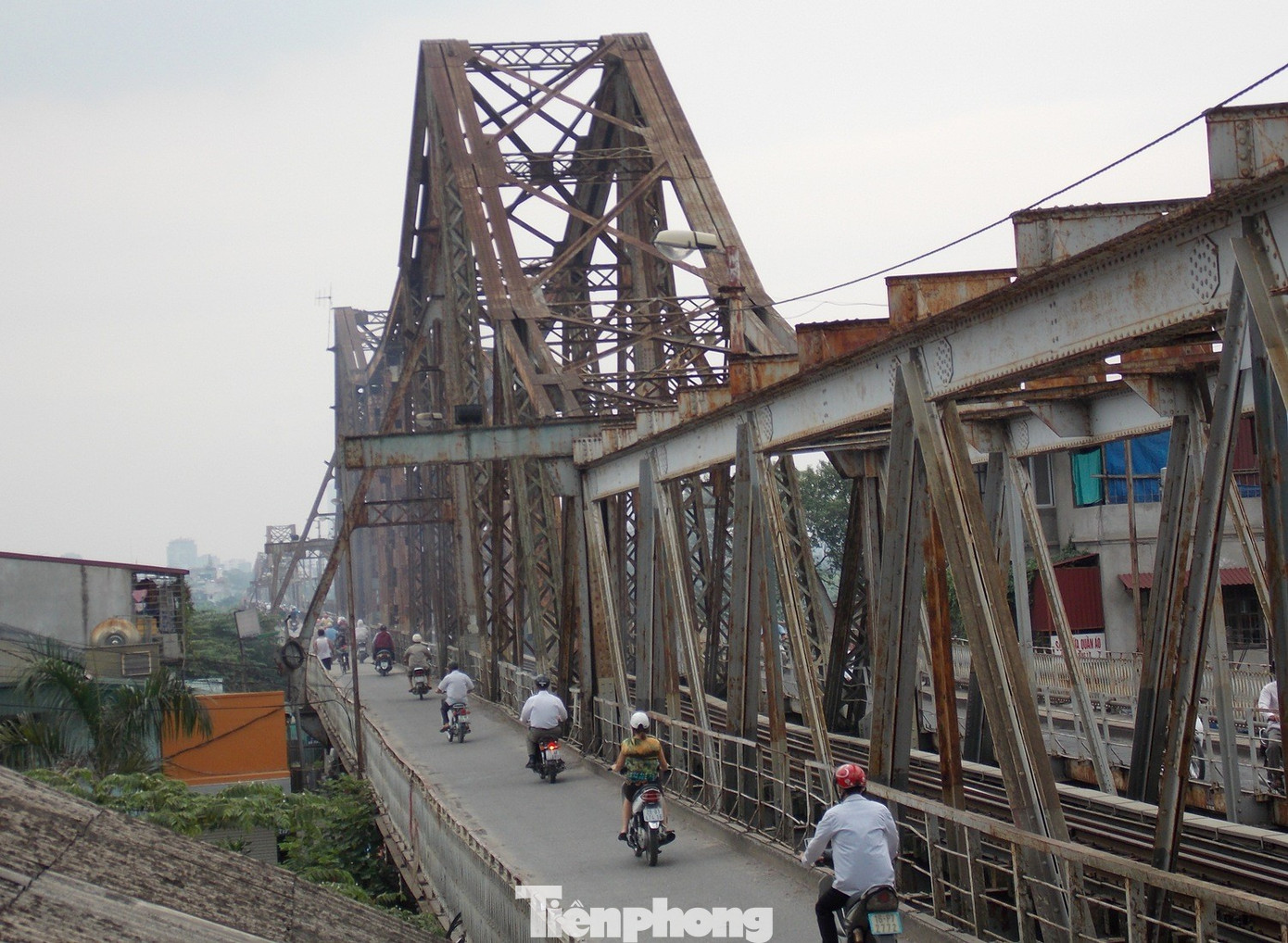 Cầu Long Biên cấm tàu hỏa, hành khách đi lại ra sao?- Ảnh 1.