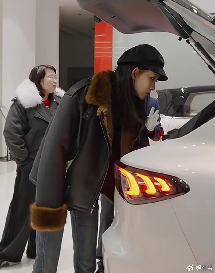 Nữ diễn viên đang được cả nước săn đón chi hơn 262 triệu mua ô tô điện thưởng Tết cho nhân viên - Ảnh 2.