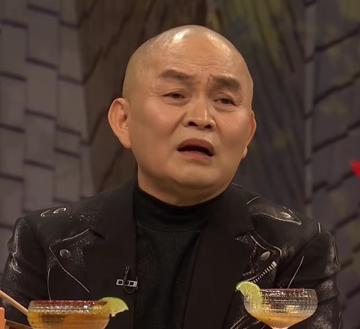 Xuân Hinh bị 1 phụ nữ gọi con xưng mẹ, nói thẳng: "Con hơn tuổi mẹ, 60 rồi"- Ảnh 1.