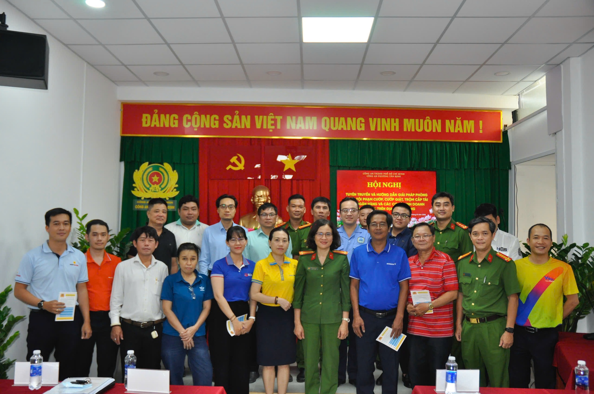 Công an TP Hồ Chí Minh siết phòng ngừa cướp ngân hàng, tiệm vàng sau vụ việc ở Gia Lai- Ảnh 1.