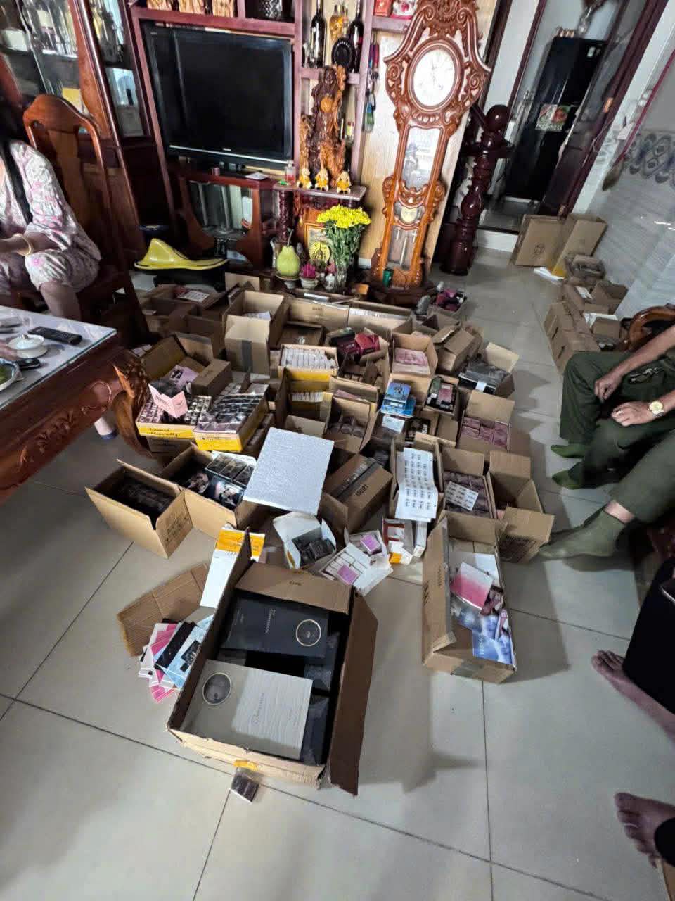 Triệt phá đường dây nước hoa giả khủng tại TP.HCM: Hơn 10.000 chai tuồn ra thị trường, trị giá tới 10 tỷ đồng- Ảnh 2.