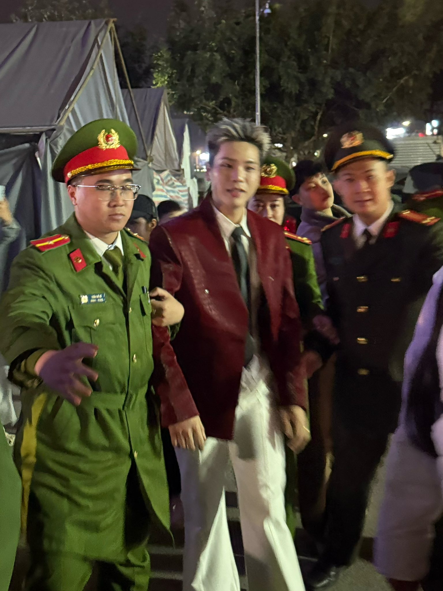 Công an Lạng Sơn hỗ trợ nam ca sĩ đình đám sinh năm 1997 - Ảnh 2.