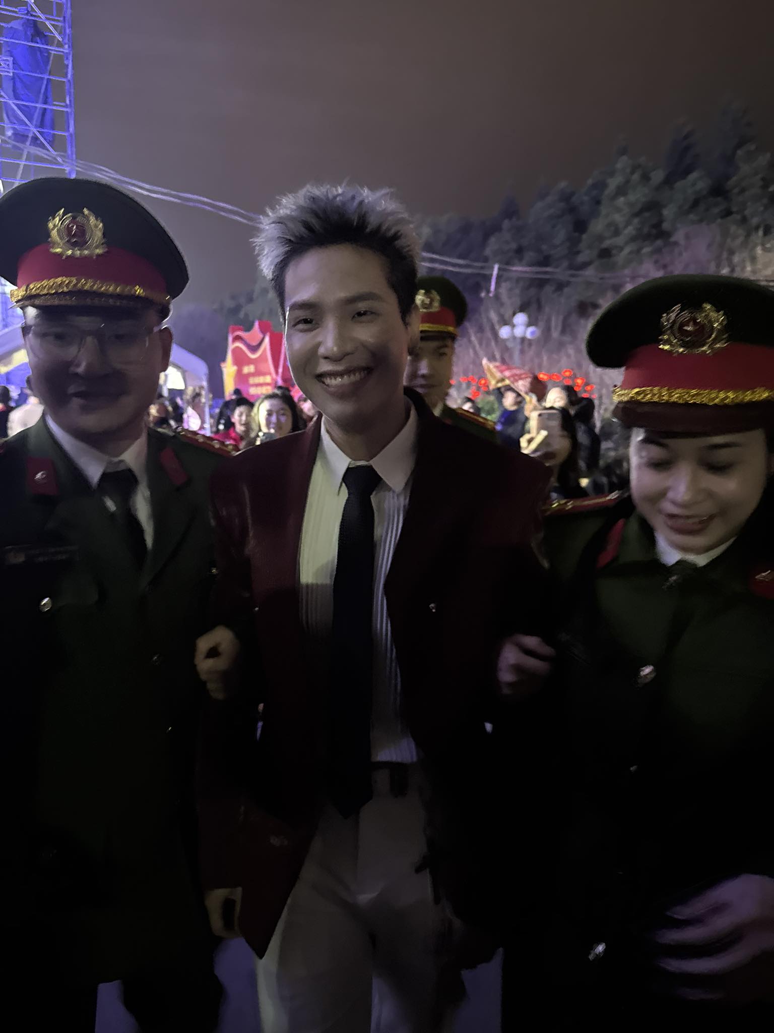 Công an Lạng Sơn hỗ trợ nam ca sĩ đình đám sinh năm 1997 - Ảnh 1.