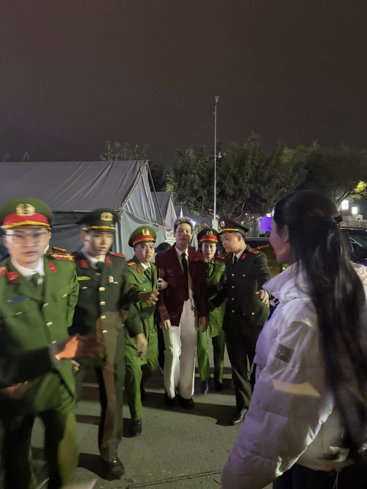 Công an Lạng Sơn hỗ trợ nam ca sĩ đình đám sinh năm 1997 - Ảnh 4.