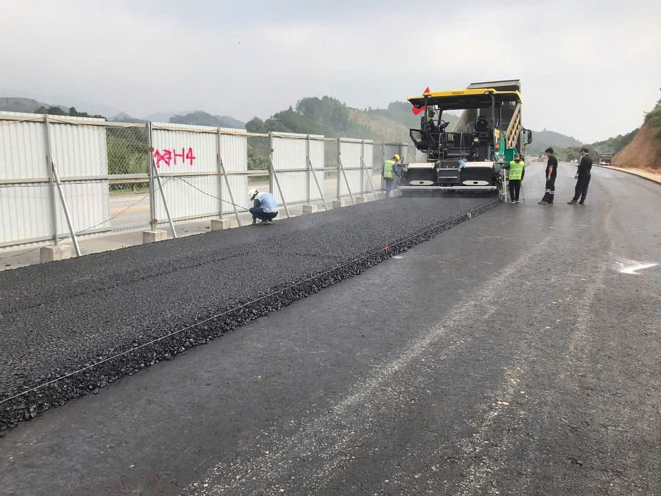 Bắt đầu thảm nhựa mặt đường cao tốc Nội Bài - Lào Cai mở rộng- Ảnh 1.