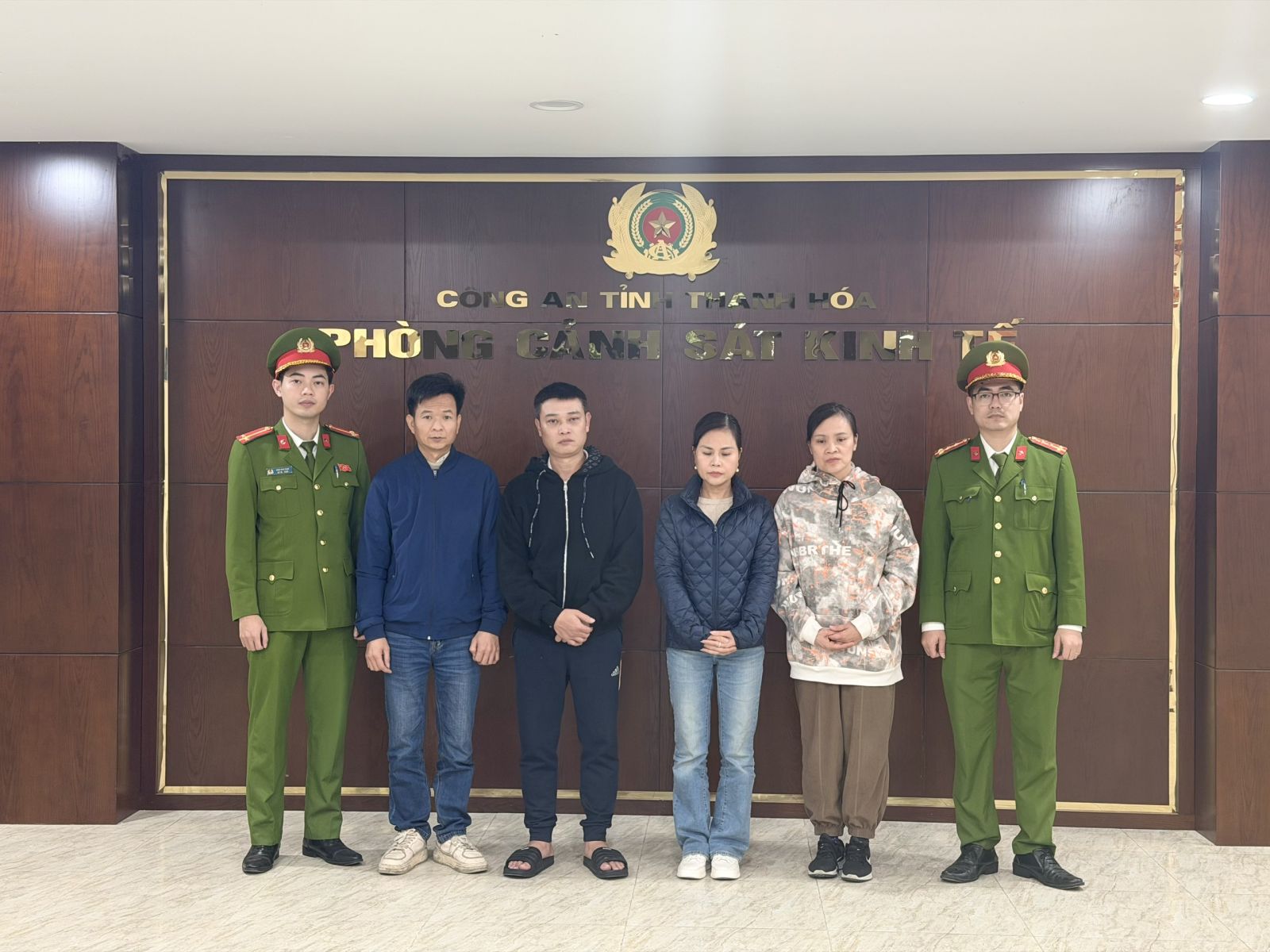 Khám xét khẩn cấp 14 địa điểm ở 4 tỉnh thành trong chuyên án đặc biệt lớn, bắt 3 'ông trùm' và 23 người - Ảnh 2.