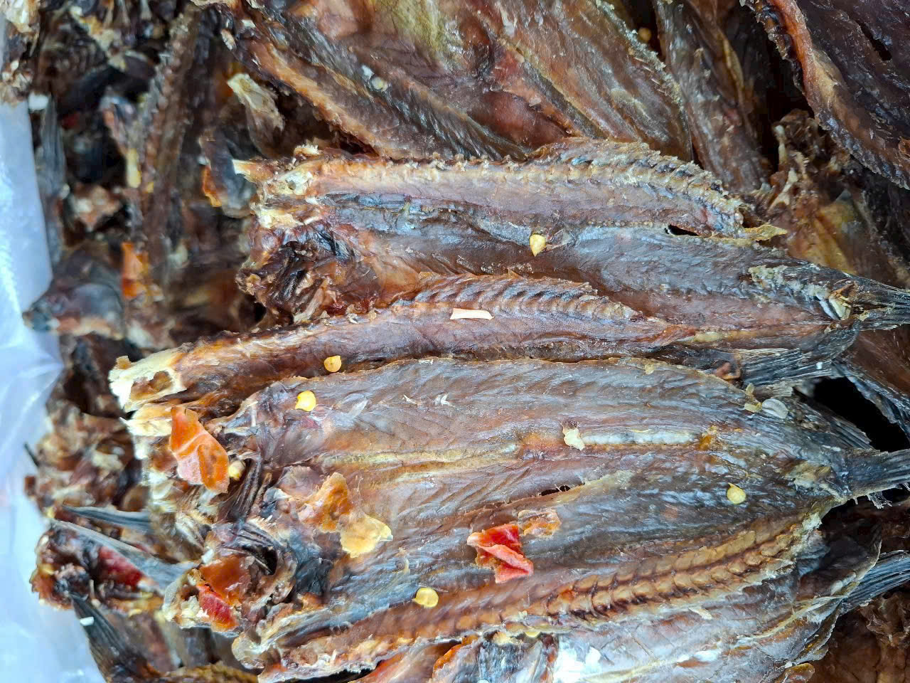 Cận Tết, khô loài cá biết leo cây giá 600.000 đồng/kg - Ảnh 1.