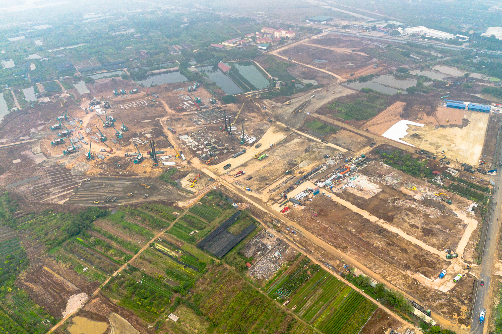 Toàn cảnh công trường sân vận động 60.000 chỗ lớn thứ 2 Việt Nam: Có mặt bằng "sạch" sau 2 tháng, máy móc phủ kín, sắp hoàn thành san lấp - Ảnh 1.