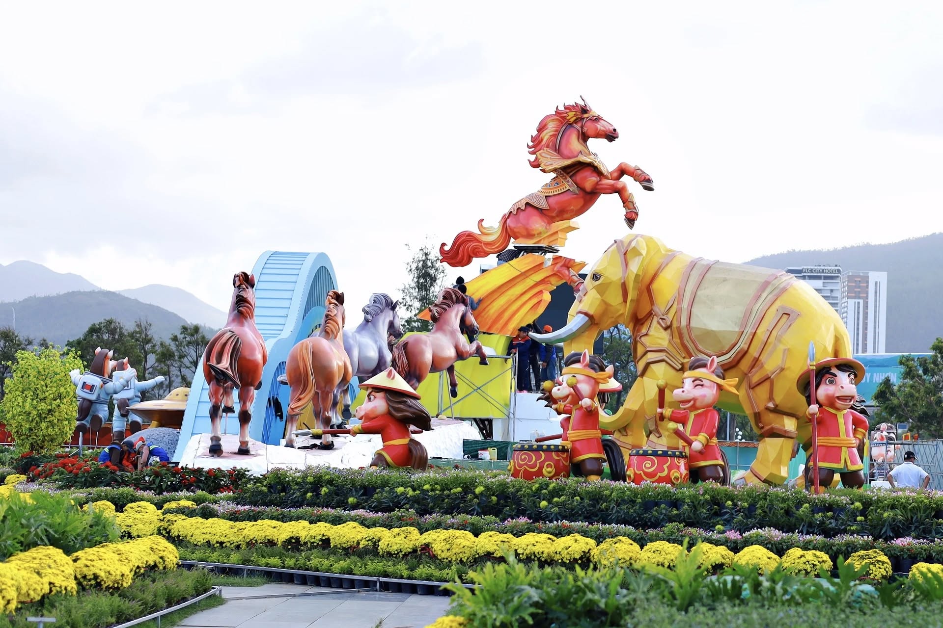 Xôn xao linh vật ngựa Tết đang trở thành ngôi sao chỉ vì "mặt cọc" và 1 thứ cầm trên tay - Ảnh 1.