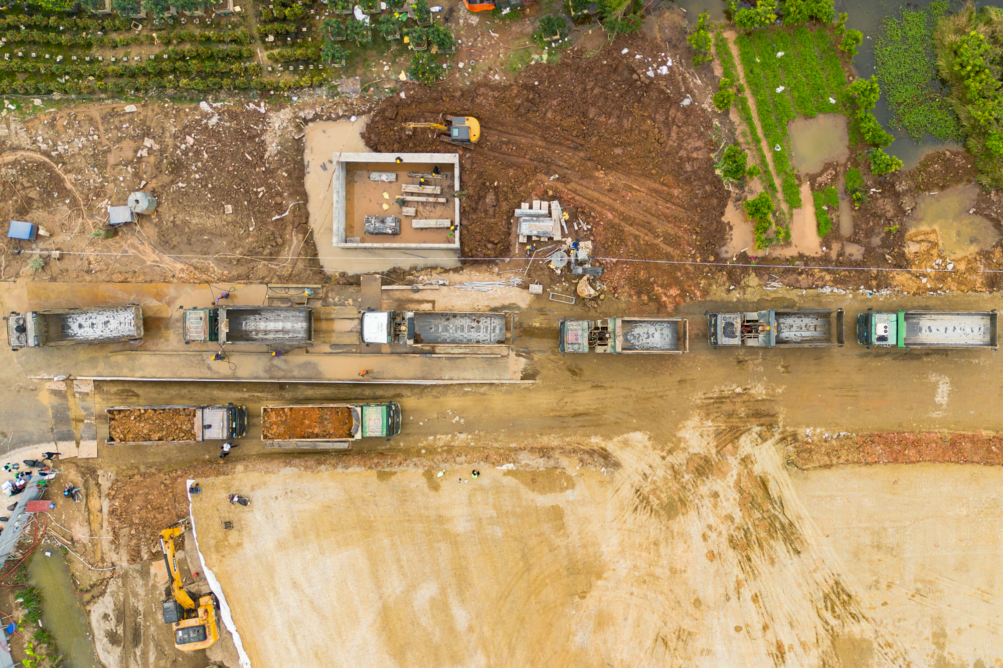 Toàn cảnh công trường sân vận động 60.000 chỗ lớn thứ 2 Việt Nam: Có mặt bằng "sạch" sau 2 tháng, máy móc phủ kín, sắp hoàn thành san lấp - Ảnh 9.