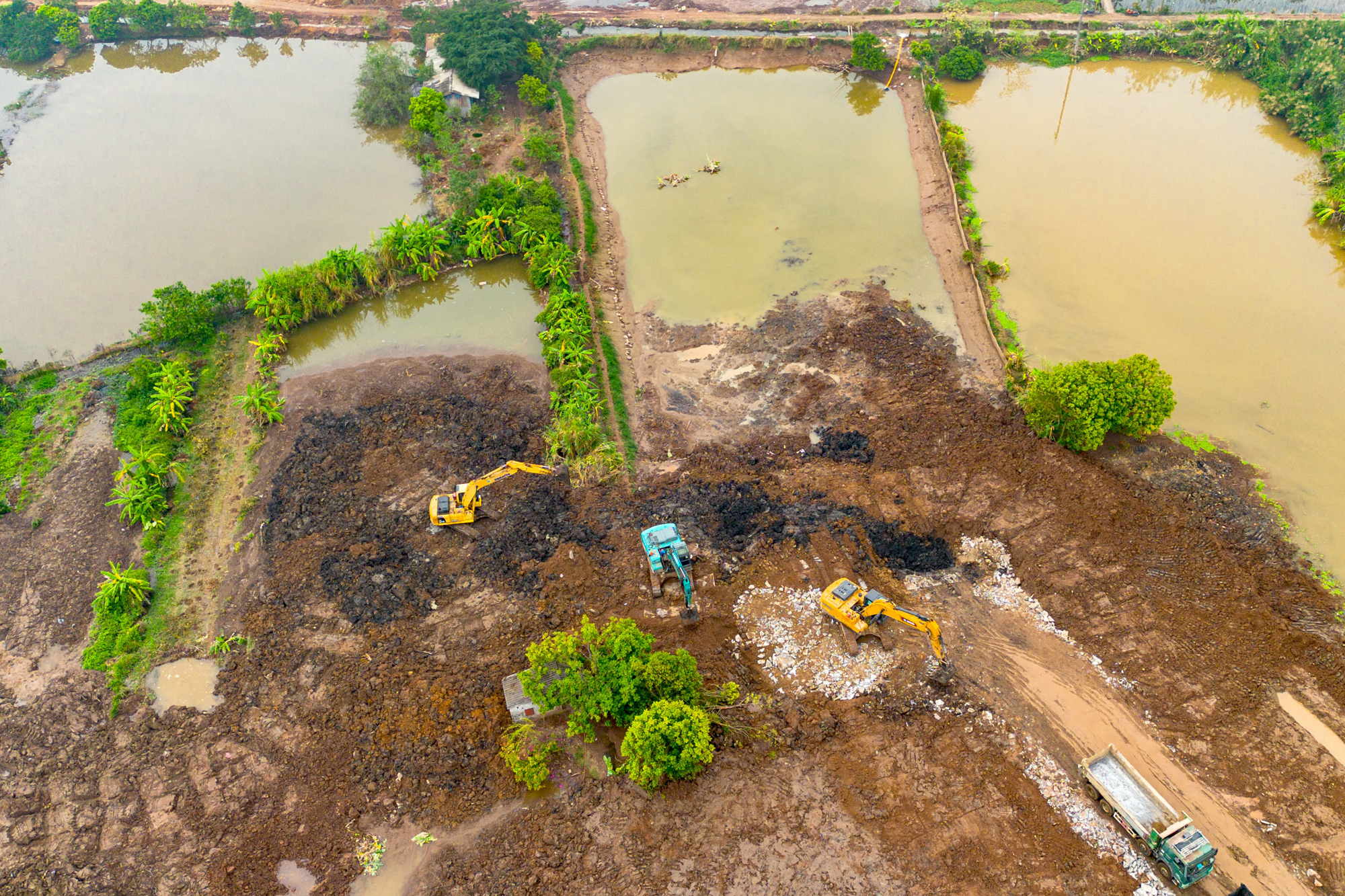 Toàn cảnh công trường sân vận động 60.000 chỗ lớn thứ 2 Việt Nam: Có mặt bằng "sạch" sau 2 tháng, máy móc phủ kín, sắp hoàn thành san lấp - Ảnh 11.