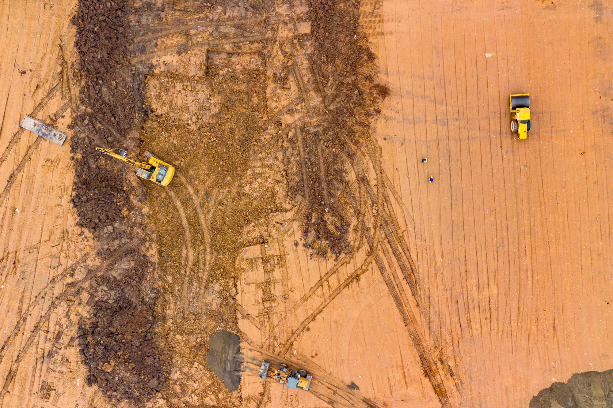 Toàn cảnh công trường sân vận động 60.000 chỗ lớn thứ 2 Việt Nam: Có mặt bằng "sạch" sau 2 tháng, máy móc phủ kín, sắp hoàn thành san lấp - Ảnh 12.