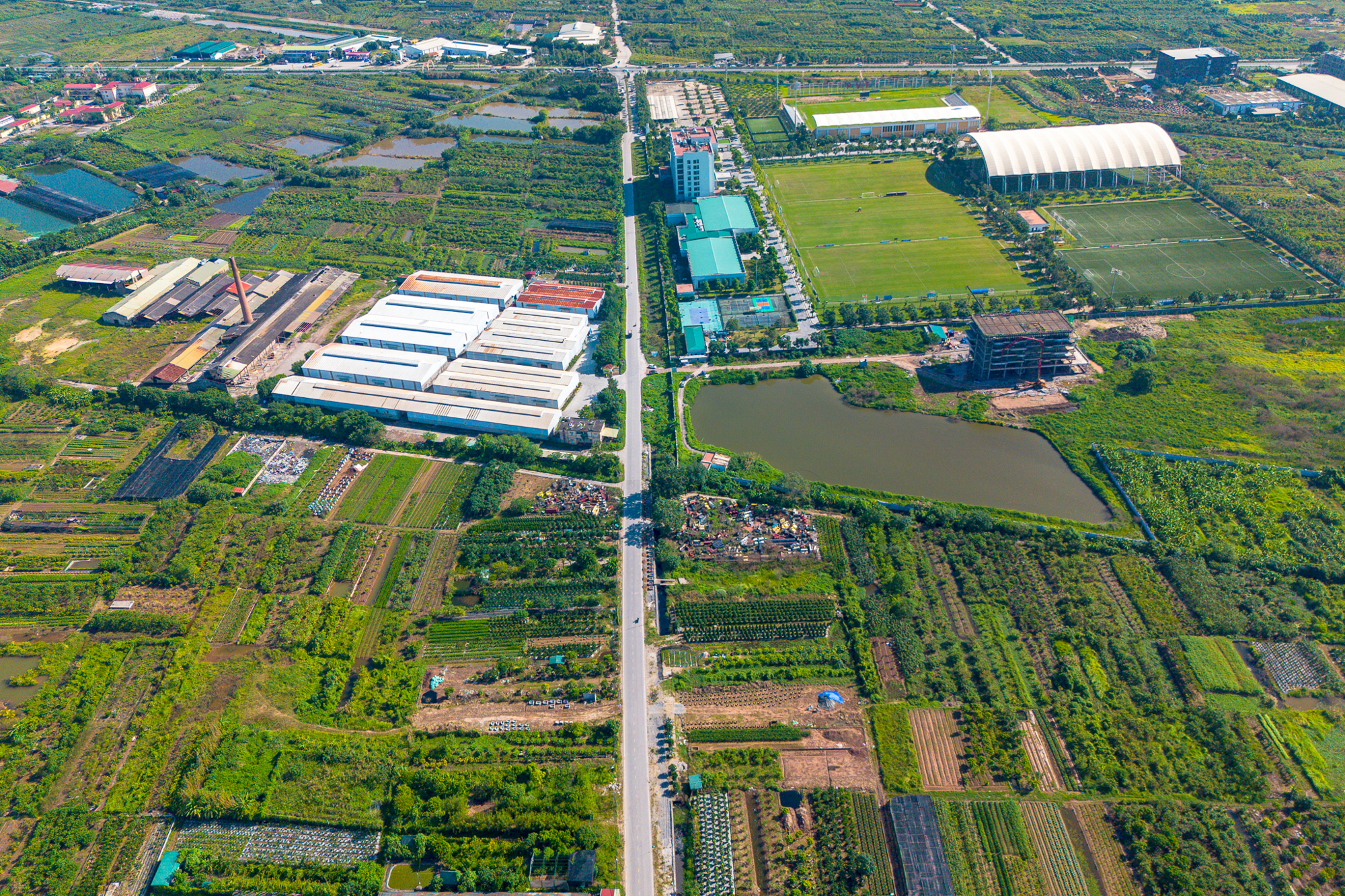 Toàn cảnh công trường sân vận động 60.000 chỗ lớn thứ 2 Việt Nam: Có mặt bằng "sạch" sau 2 tháng, máy móc phủ kín, sắp hoàn thành san lấp - Ảnh 2.