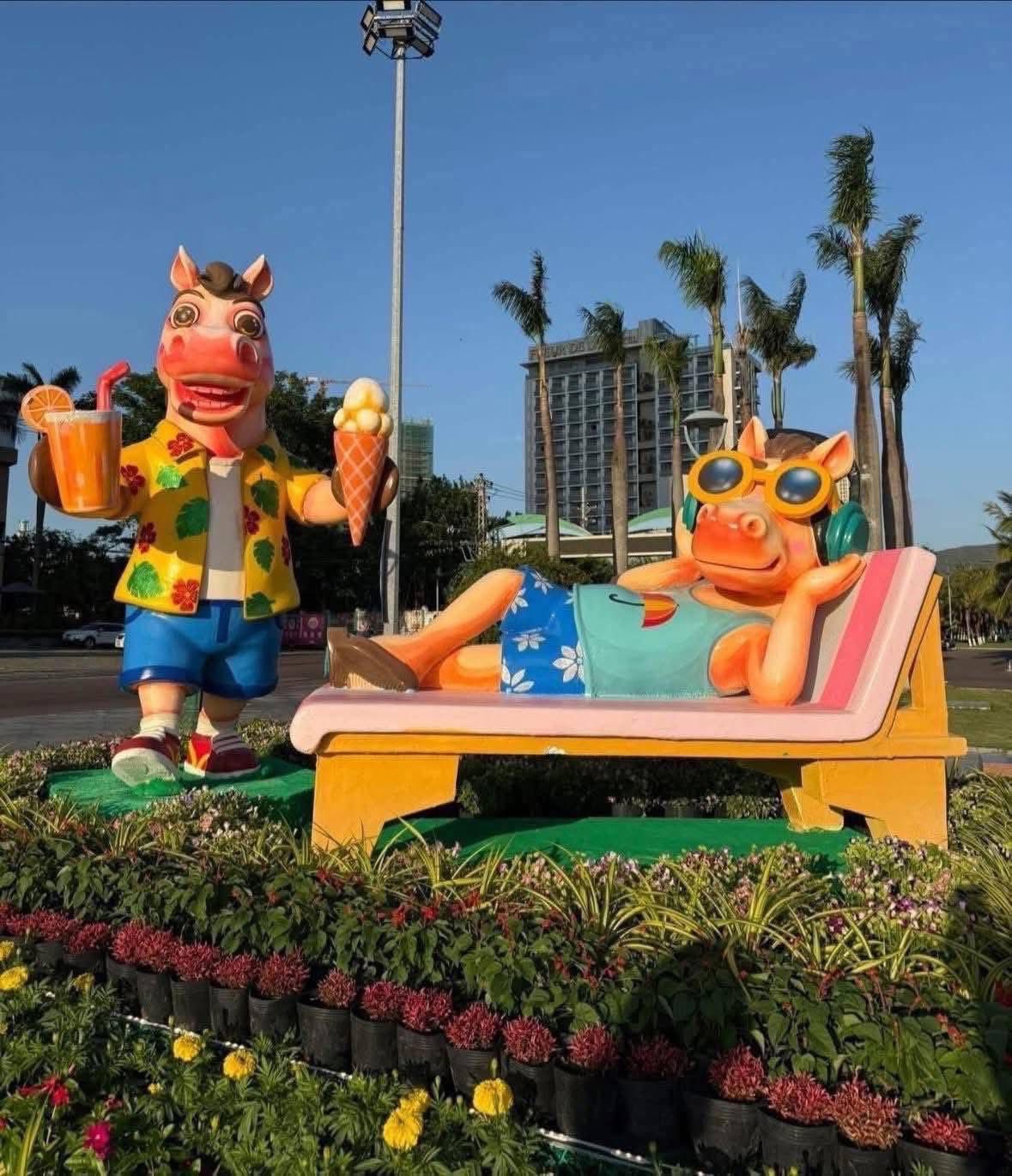 Xôn xao linh vật ngựa Tết đang trở thành ngôi sao chỉ vì "mặt cọc" và 1 thứ cầm trên tay - Ảnh 4.