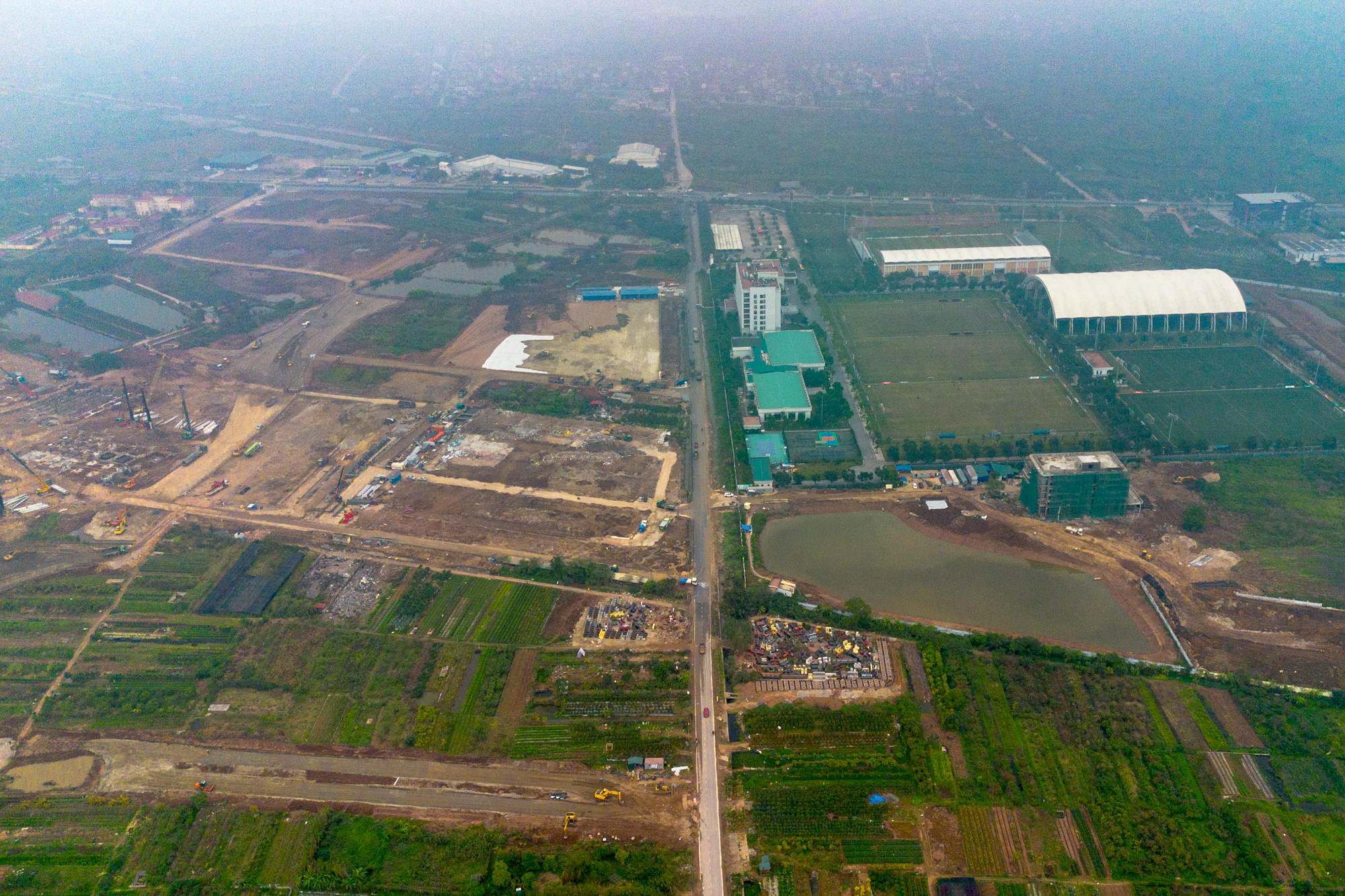 Toàn cảnh công trường sân vận động 60.000 chỗ lớn thứ 2 Việt Nam: Có mặt bằng "sạch" sau 2 tháng, máy móc phủ kín, sắp hoàn thành san lấp - Ảnh 3.